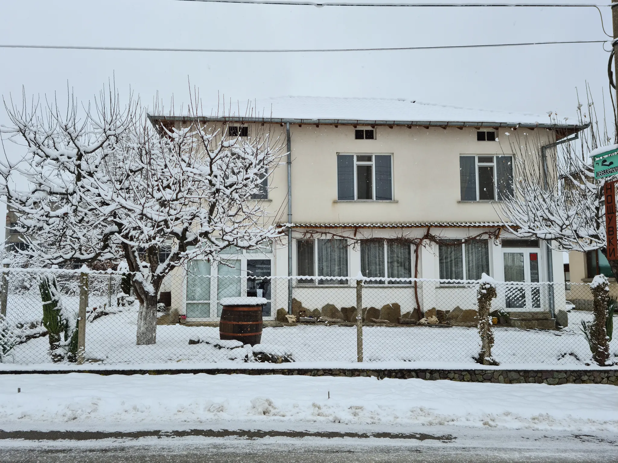 Къщата през зимата, в снега